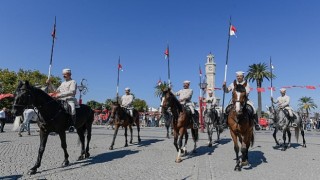 İzmir’in işgalden kurtuluşunun 102. yıl dönümü kutlamaları kapsamında temsili bayrak töreni yapıldı