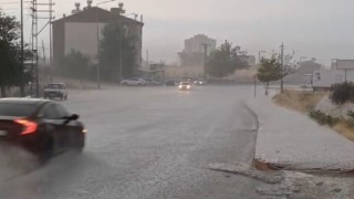 Malatya’da sağanak etkili oldu, yollar göle döndü