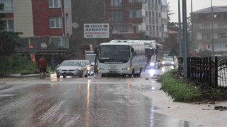 Trabzon-Bayburt karayolu taşan dere suları nedeniyle ulaşıma kapandı