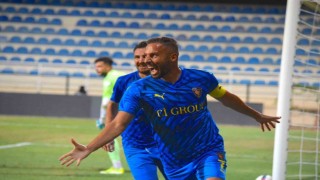 37 yaşındaki Yasin Öztekin, gol krallığına oynuyor