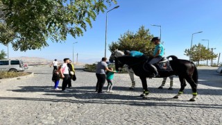 Harput’ta Atlı Jandarma Timi’ne yoğun ilgi