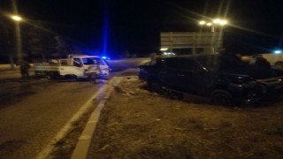 Isparta’da kamyonet ile hafif ticari araç çarpıştı: 1 yaralı