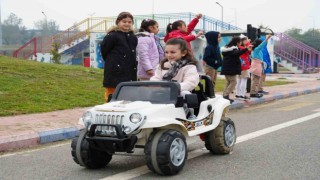 Düzce’de ilkokul öğrencilerine trafik eğitimi eğlenceli bir şekilde anlatılıyor.