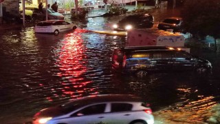 Fethiye’de sağanak yağış yolları göle çevirdi