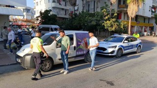 Motosiklet iki otomobile çarptı, sürücüsü yaralandı