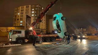 Takla atan otomobilinin kapıları zarar görmesin diye vinç getirtti