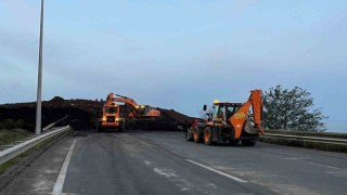 Arhavi’deki heyelanın ardından yol açma çalışmaları başladı