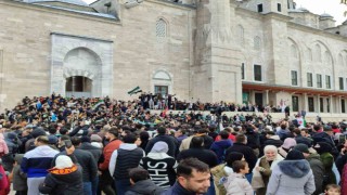 Fatih Camii’nde toplanan Suriyeliler, Esad rejiminin devrilmesini kutluyor