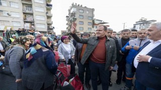 Mersin Büyükşehir Belediye Başkanı Seçer, pazar yerini gezdi, vatandaşları dinledi