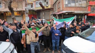 Mersin Büyükşehir Belediye Başkanı Seçer, pazar yerini gezdi, vatandaşları dinledi