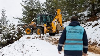 Mersin Yenişehir Belediyesinden kar temizleme ve yol açma çalışması