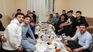 Başkan Rasim Arı Öğrenci Evinde Sahur Yaptı