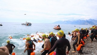 Açık su yüzme yarışlarının startını Başkan Muhittin Böcek verdi