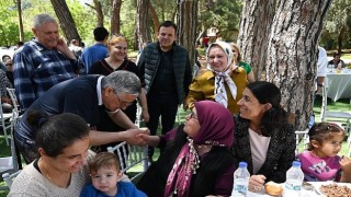 Kemer Belediye Başkanı Topaloğlu’ndan personeline 1 Mayıs yemeği