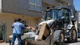 Yenişehir Belediyesi 'çöp ev' niteliğindeki meskenden bir kamyon çöp çıkardı