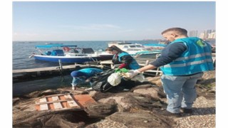 Doğaseverler Karşıyaka’da kıyı temizliği yaptı