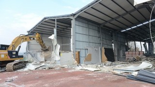 Nilüfer’de 2 kaçak yapı yıkıldı