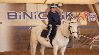 Ara tatilde 230 çocuk binicilikle tanıştı