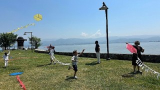 Uçurtmalar Kocaeli’den barışa uçtu; Diplomat çocukları ”Barış” için uçurtma uçurdu